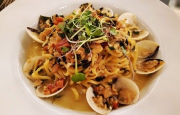 Linguini and Clams: Linguini, clams, pancetta, chili flakes, oregano, white wine sauce
