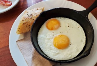 Eggs served in skillet