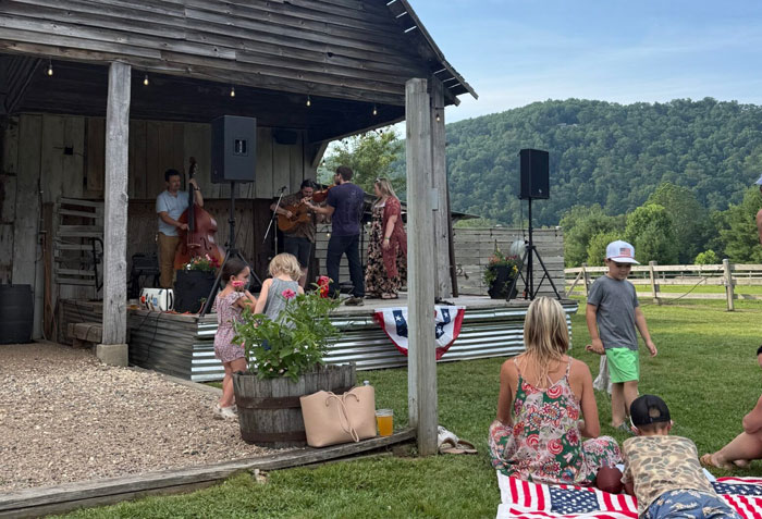 Barnyard Bar and Gift Shop